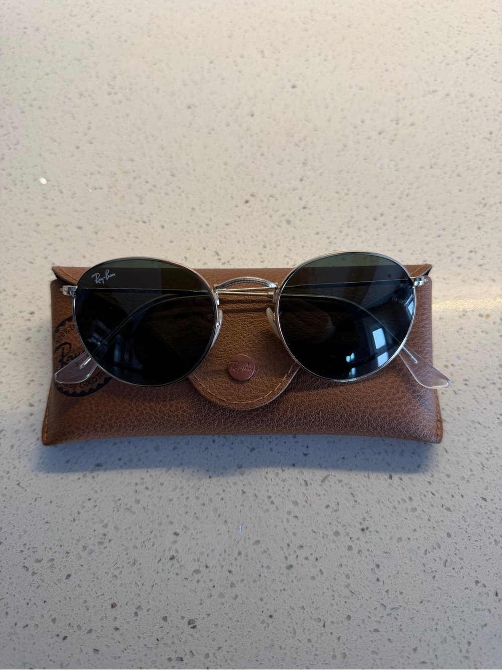 Ray-Ban Round Metal Sunglasses in Silver with Black Lenses